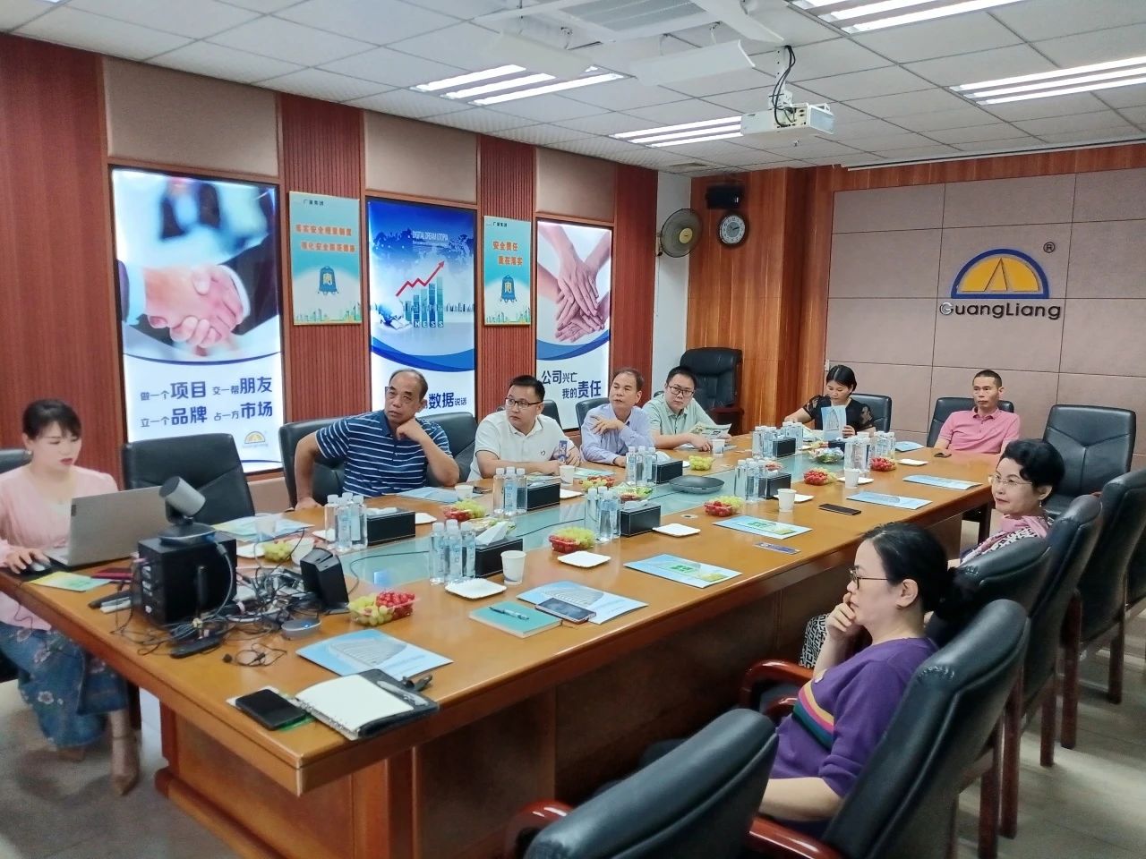 �����и�����������ί���̻���һ��ݰ�����Ǽ��Ž�����̸ͬӪ����